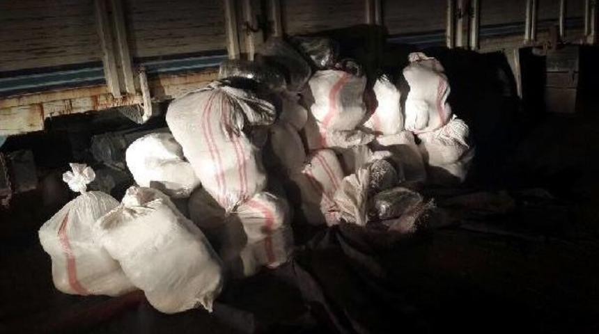 Diyarbakır'da Kamyondan 442 Kilo Esrar &Ccedil;ıktı