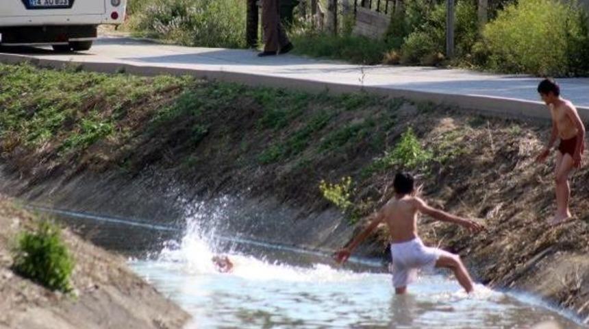 Sulama Kanalında Serinlediler