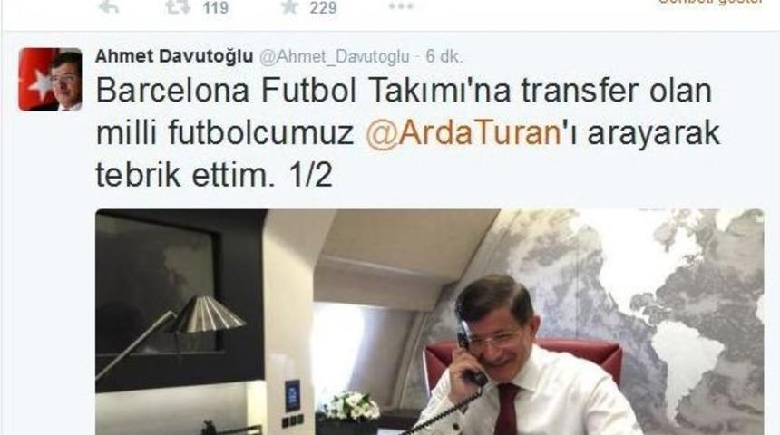 Başbakan Davutoğlu&rsquo;ndan Arda Turan&rsquo;a Tebrik Telefonu