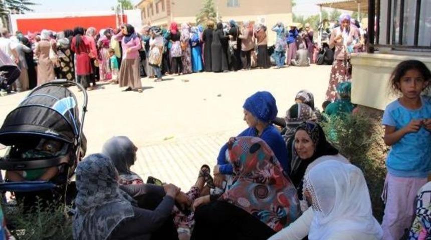 Suriyeli Sığınmacıların 300 Lira Bayram Yardımı Kuyruğu