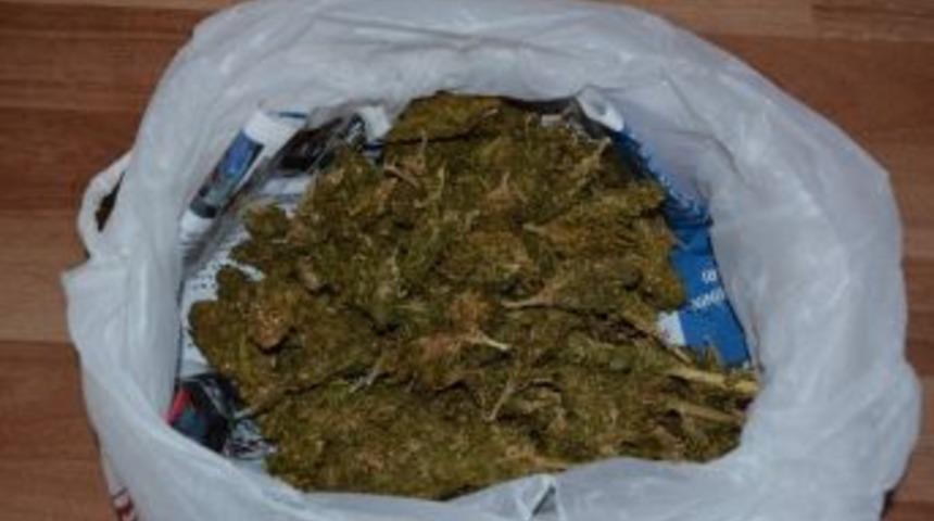 Jandarma Yol Kontrol&uuml;nde Esrar Yakaladı