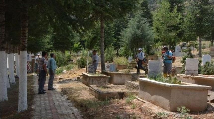 Elmalı&rsquo;da Mezarlıklara Bayram Bakımı