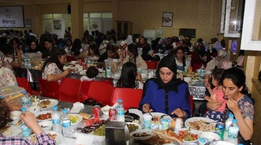 Gen&ccedil;lik Hizmetleri Ve Spor İl M&uuml;d&uuml;rl&uuml;ğ&uuml; Personeli İftarda Bir Araya Geldi