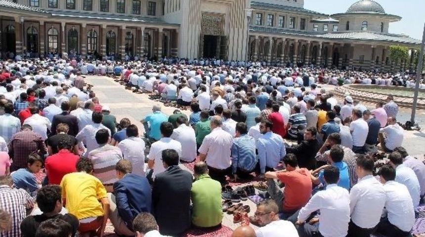 Millet Camii Ramazan&rsquo;ın Son Cuma Namazında Doldu Taştı