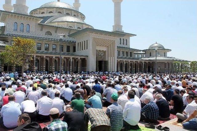 Millet Camii Ramazan’ın Son Cuma Namazında Doldu Taştı