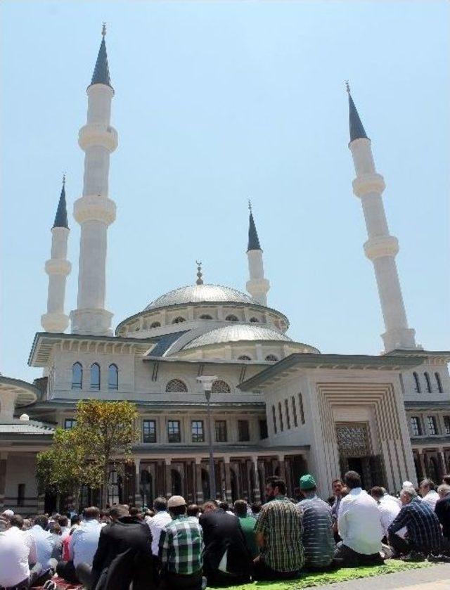 Millet Camii Ramazan’ın Son Cuma Namazında Doldu Taştı