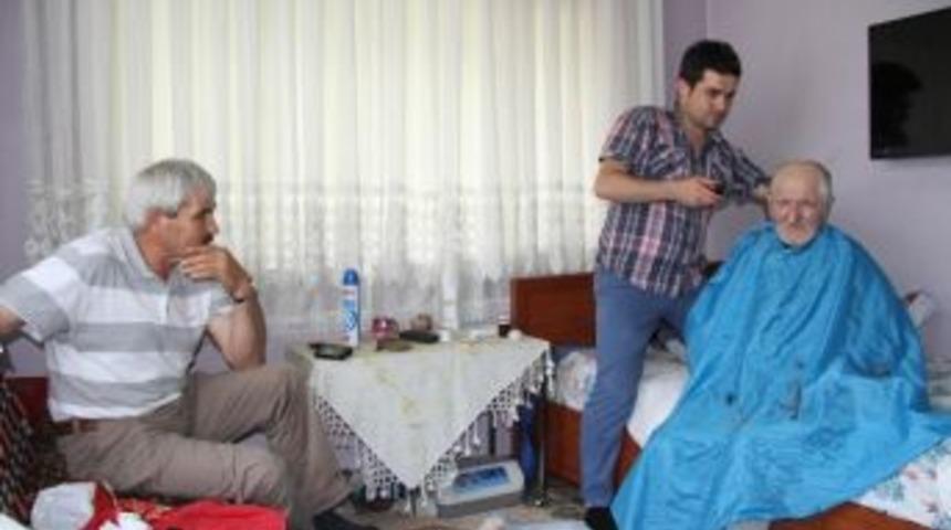 Akyazı Belediyesi&rsquo;nden Bayram &Ouml;ncesi Yaşlılara Berber Hizmeti