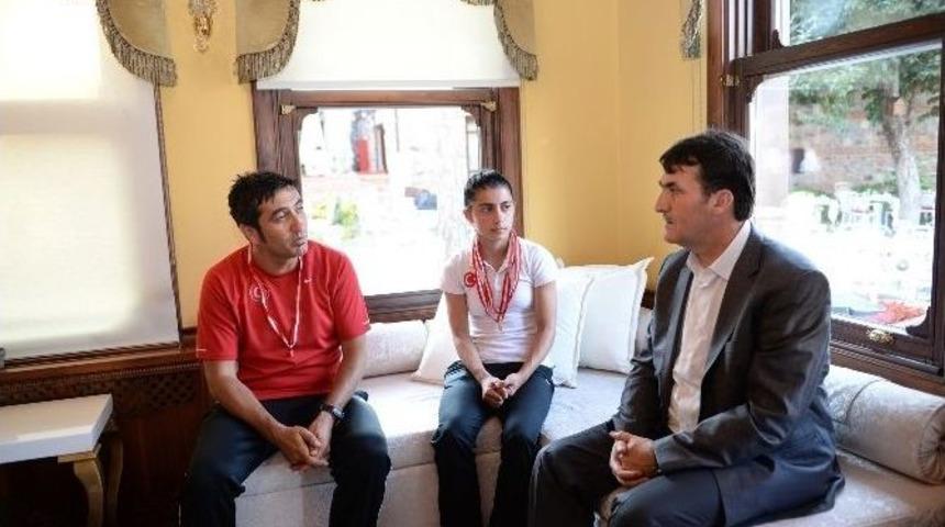 D&uuml;ndar D&uuml;nya Şampiyonu Atleti &Ouml;d&uuml;llendirdi