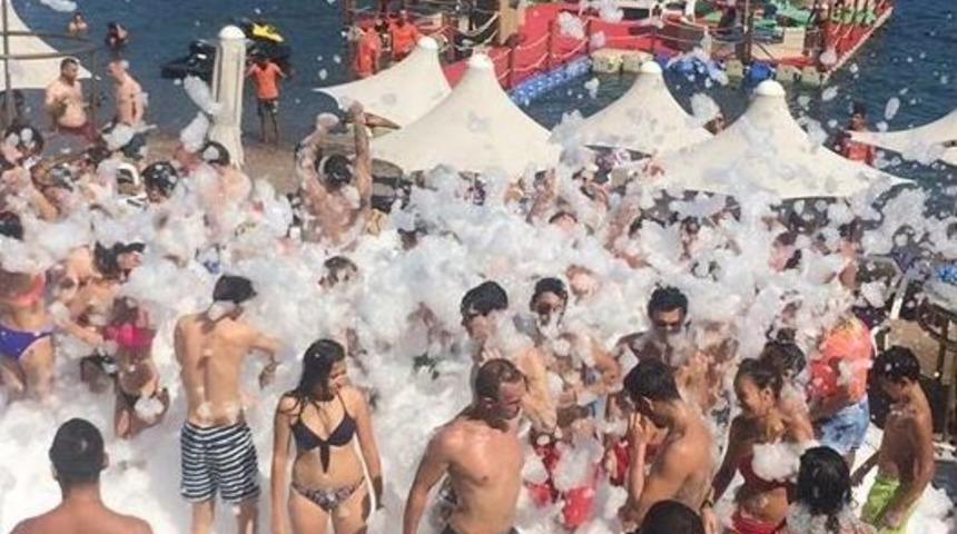 Sıcaktan Bunalan Turistler K&ouml;p&uuml;k Banyosu İle Serinliyor