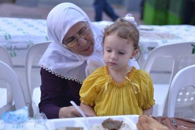 Tepebaşı’nda İftarın Adresi Ömerağa Ve Hoşnudiye Oldu