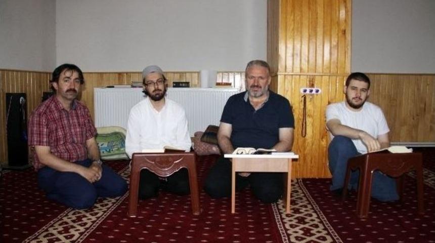 Baba-oğul İtikafa Girdiler