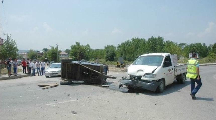 Kamyonetin &Ccedil;arptığı Trakt&ouml;r Takla Attı: 1 &Ouml;l&uuml;