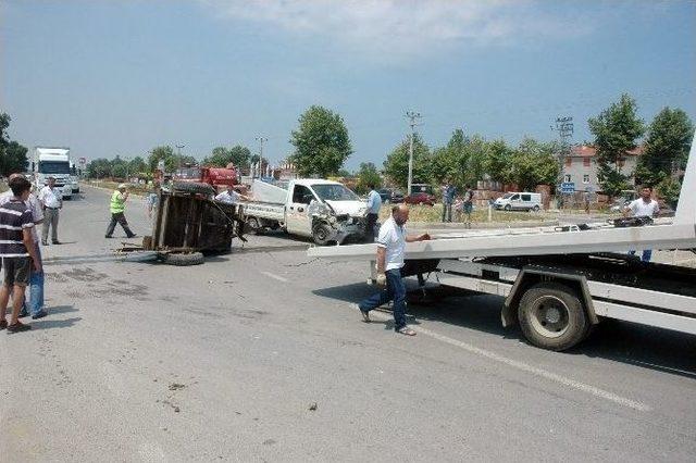 Kamyonetin Çarptığı Traktör Takla Attı: 1 Ölü