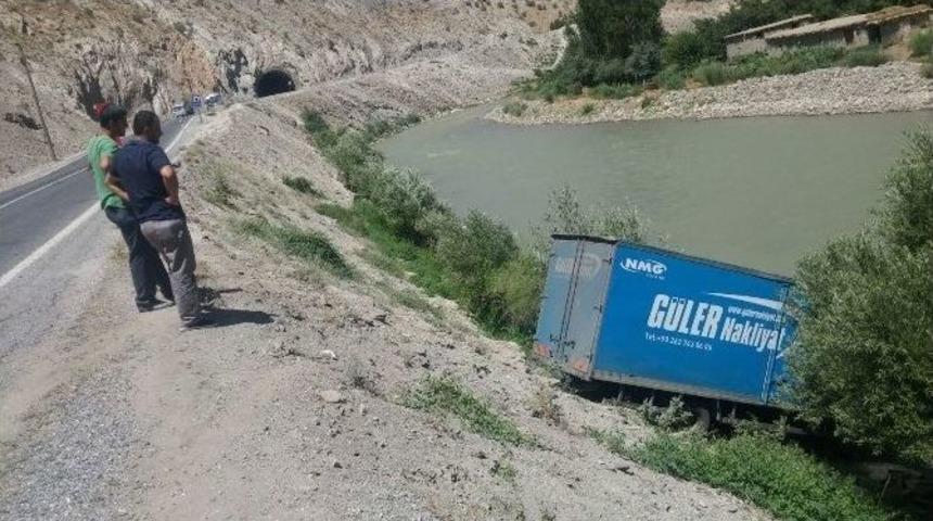 Hakkari-van Karayolunda İlgin&ccedil; Kaza