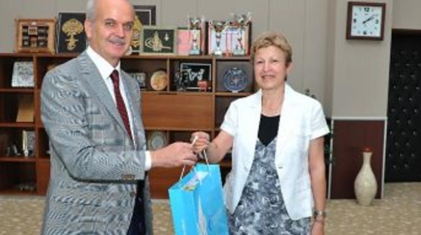 Cb&uuml;&rsquo;l&uuml; Akademisyene En İyi Sunum &Ouml;d&uuml;l&uuml;