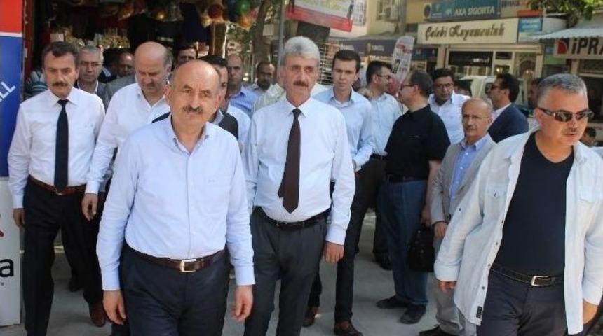 Sağlık Bakanı M&uuml;ezzinoğlu Tavla Oynadı