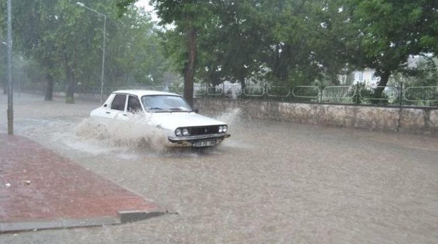 Vezirk&ouml;pr&uuml;&rsquo;de Sağanak Ve Dolu Hayatı Fel&ccedil; Etti