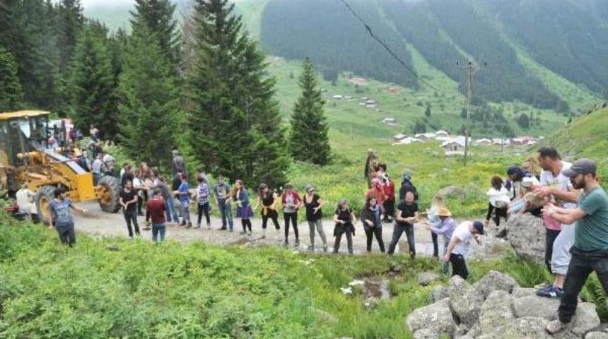 Yeşil Yol I&ccedil;in Komando Eşliğinde Iş Makinesi Getirdiler, Rizeli Yine 'dur' Dedi