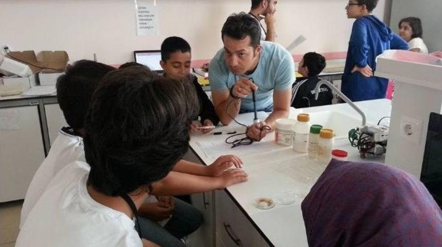 Niğde&rsquo;de &Ouml;ğrencilerden Robotlarla Ve Sens&ouml;rlerle Fen Deneyleri Yaptılar