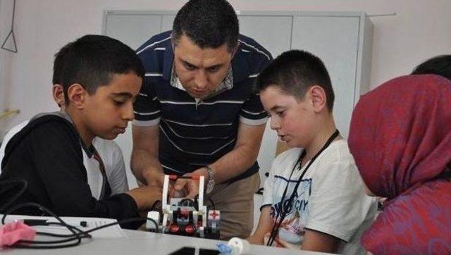 Niğde’de Öğrencilerden Robotlarla Ve Sensörlerle Fen Deneyleri Yaptılar