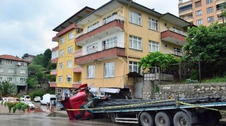 26 Ton Demir Taşıyan Tır Apartmana Daldı