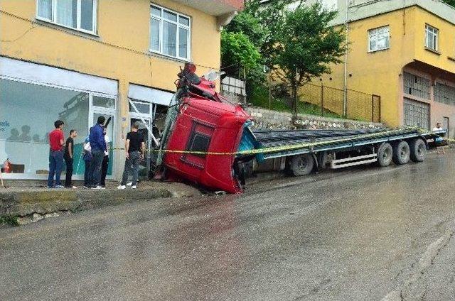 26 Ton Demir Taşıyan Tır Apartmana Daldı