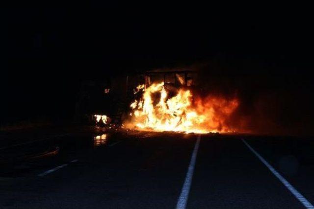 Pkk Doğubayazıt'ta Yolları Kesti, Tır'ları Tarayıp Ateşe Verdi