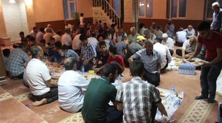 Kuran Kursları Ve Camileri Yaptırma Derneği İftar Yemeği Verdi