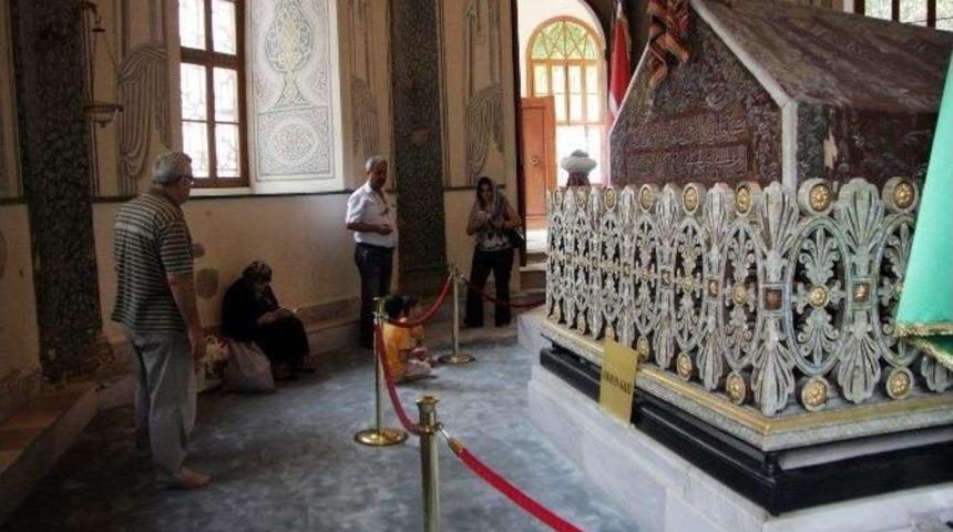 Osmangazi T&uuml;rbesine Artık Ayakkabı İle Girmek Yasak