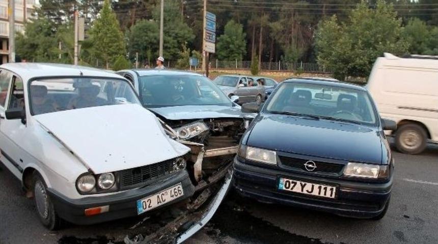 &Uuml;&ccedil; Otomobil Birbirine Girdi: 3 Yaralı