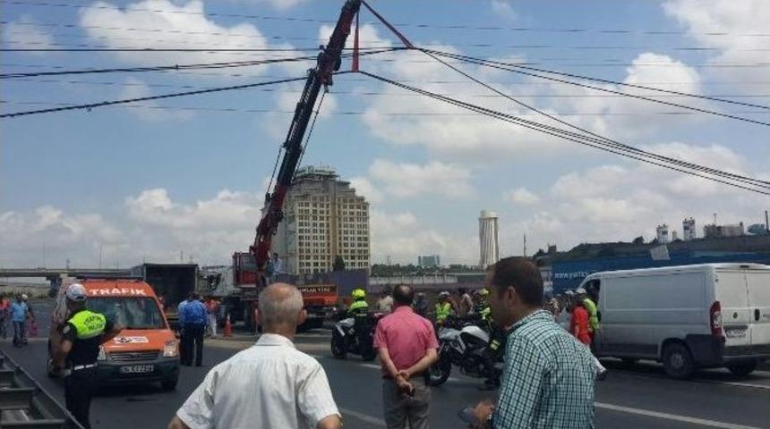 Y&uuml;ksek Gerilim Hattı Basın Ekspres Yoluna Devrildi