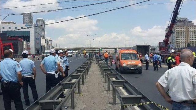 Yüksek Gerilim Hattı Basın Ekspres Yoluna Devrildi