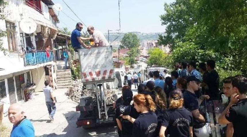 Sedaş Ekipleri, Ka&ccedil;ak Elektrik Kesimine Polisle Gidebildi