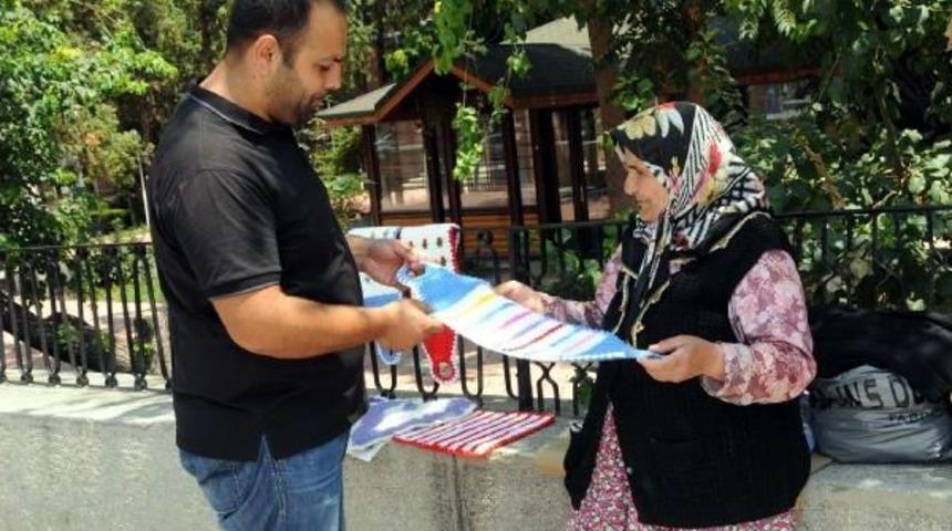 El &Ouml;rg&uuml;s&uuml; Lifleri Satarak Evine Katkıda Bulunuyor