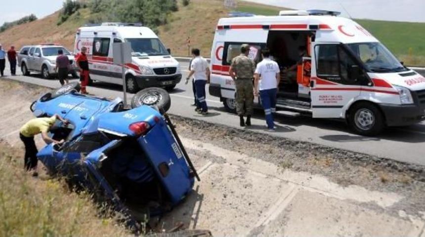 Sivas'ta Askeri Aracın Da Karıştığı Zincirleme Kaza: 4 Yaralı