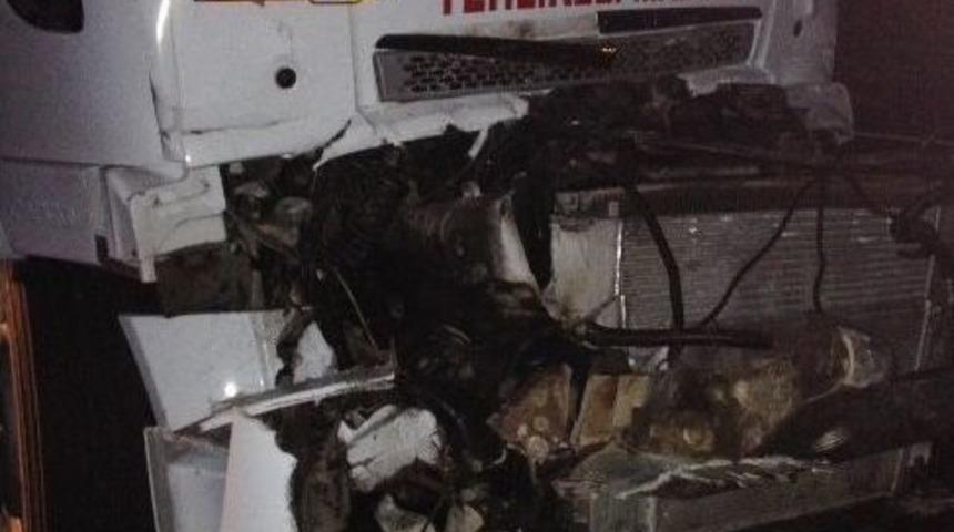 Yakıt Tankeri İle Tır &Ccedil;arpıştı: 1 &Ouml;l&uuml;