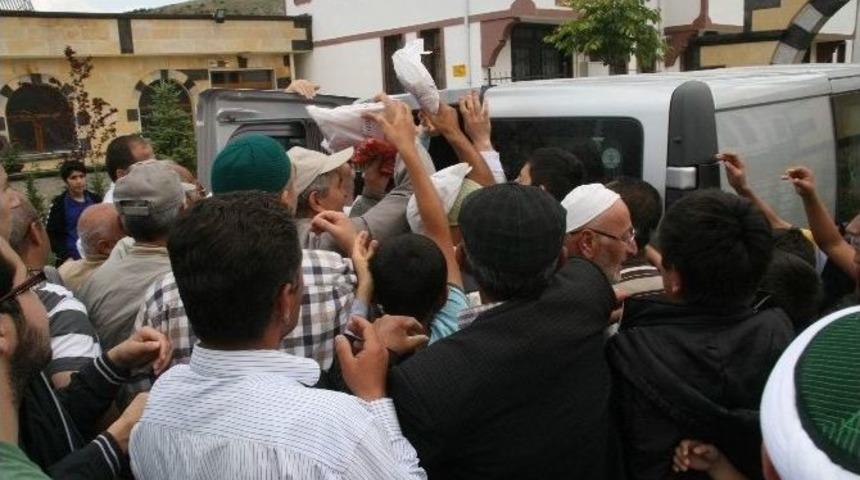 Yozgat&rsquo;ta Vatandaşlar Kur&rsquo;an-ı Kerim Almak İ&ccedil;in Birbirleriyle Yarıştı