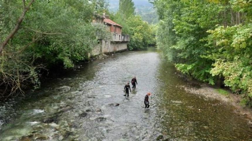 Otomobiliyle Dereye U&ccedil;an Polis, Arkadaşını Kurtarırken Akıntıya Kapılıp &Ouml;ld&uuml;