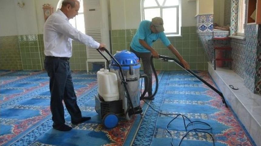 Yunusemre Belediyesi&rsquo;nden Camilerde Temizlik &Ccedil;alışması