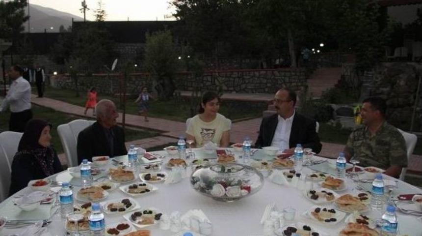 Mehmet&ccedil;ik&rsquo;ten Gazi Ve Şehit Ailelerine İftar Yemeği