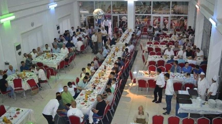 &shy;iş Adamından İftar Yemeği