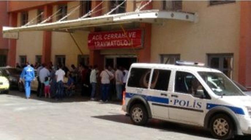 Trakt&ouml;r Şarampole Yuvarlandı: 3 Yaralı