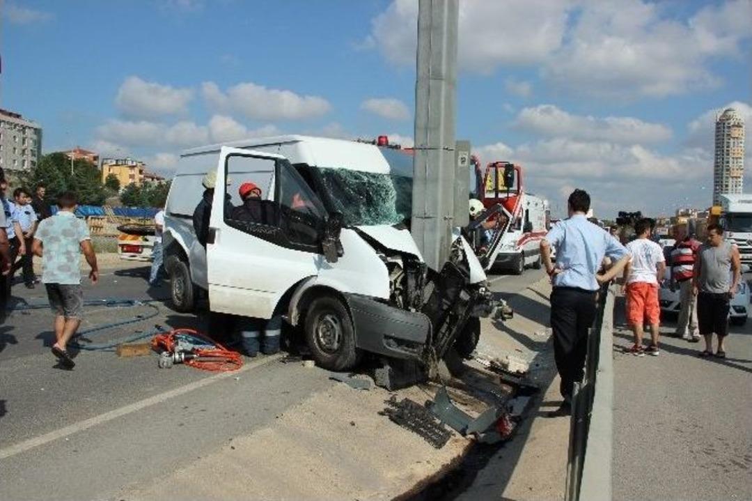 Kontrolden &Ccedil;ıkan Minib&uuml;s Elektrik Direğine &Ccedil;arptı