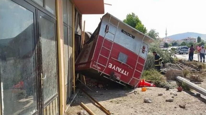 Yangına Giden İtfaiye Aracı Takla Attı: 3 Yaralı