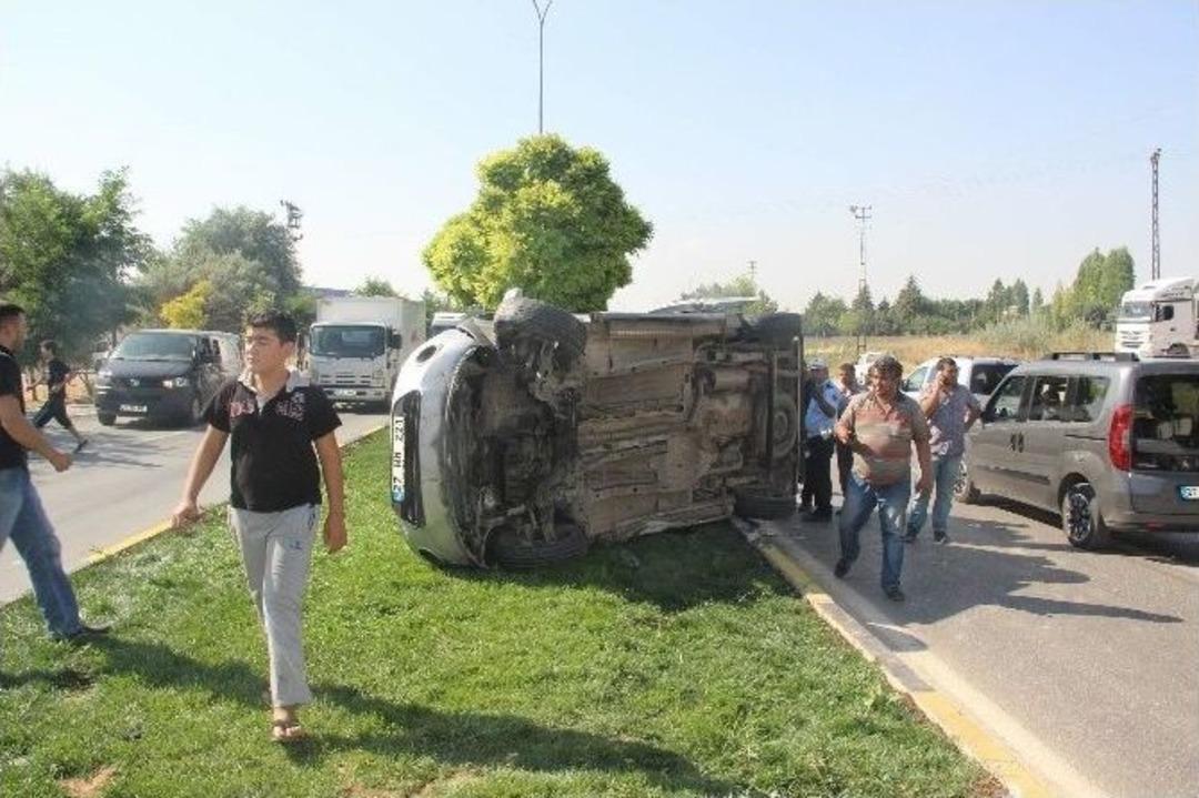 Orta Ref&uuml;je &Ccedil;arparak Takla Atan Ara&ccedil;taki 4 Kişi Yaralandı