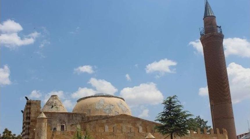 D&uuml;nya Mirası Cacabey Medresesinde Yerli Ve Yabancı Turistler İnceleme Yapıyor