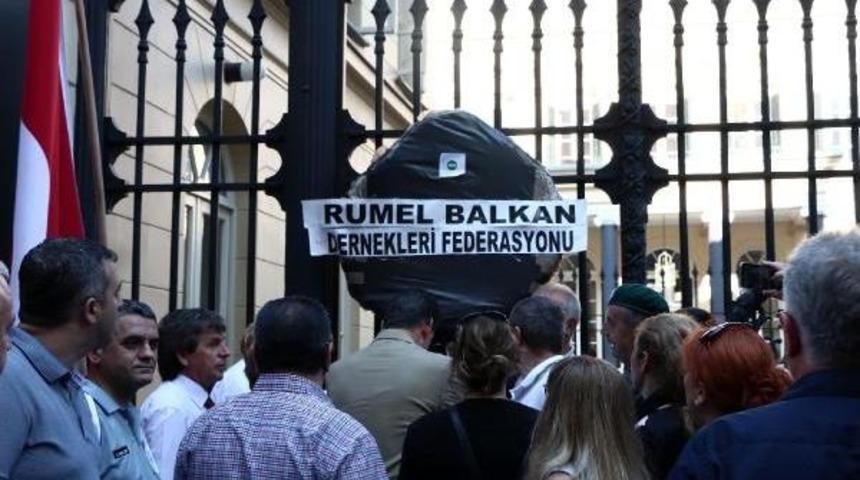 Srebrenitsa'nın Yıld&ouml;n&uuml;m&uuml;nde Hollanda Başkonsolosluğu'na Siyah &Ccedil;elenk