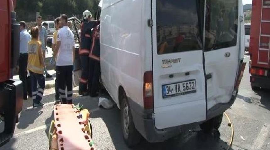 Minib&uuml;s Tabela Direğine &Ccedil;arptı; S&uuml;r&uuml;c&uuml; Ara&ccedil;ta Sıkıştı