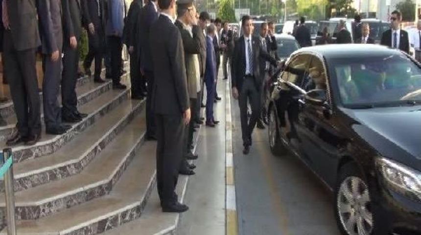 Başbakan Davutoğlu Yurda D&ouml;nd&uuml;