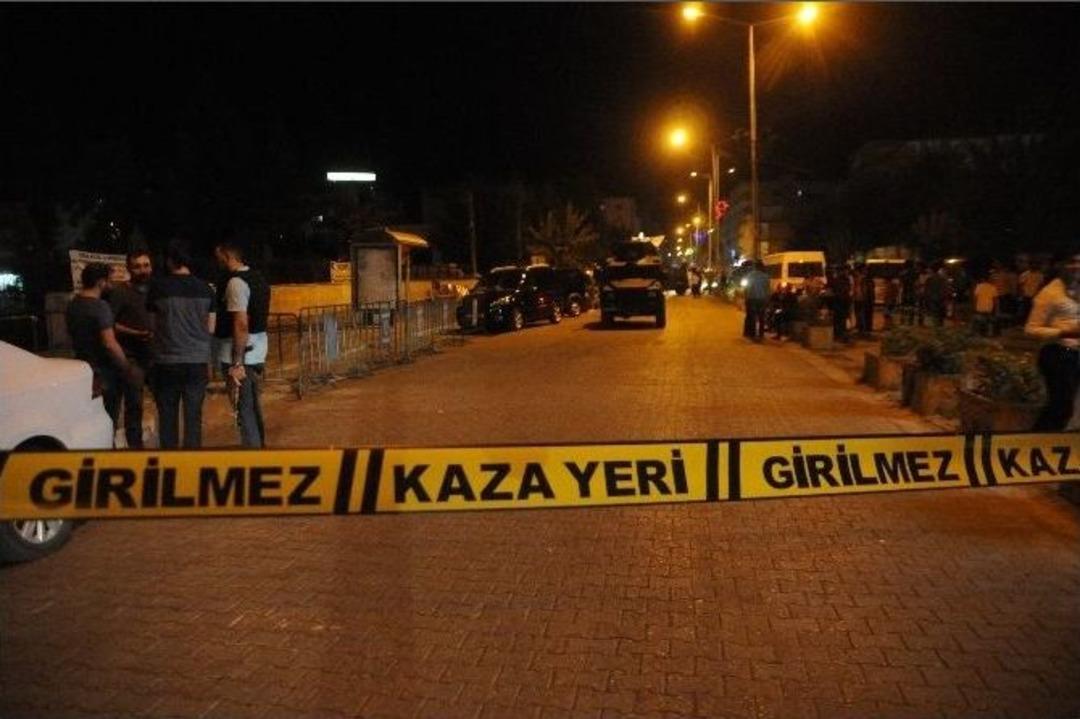 Cizre&rsquo;de H&uuml;k&uuml;met Konağının Duvarına Bırakılan Ş&uuml;pheli Poşet Paniğe Neden Oldu